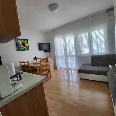 Helle In Der Ersten Etage Mit Blick über Bucht Vom Großen, Privaten Sonnenbalkon * Trogir