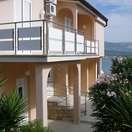 Apartment Helle In Der Ersten Etage Mit Blick über Bucht Vom Großen, Privaten Sonnenbalkon Trogir